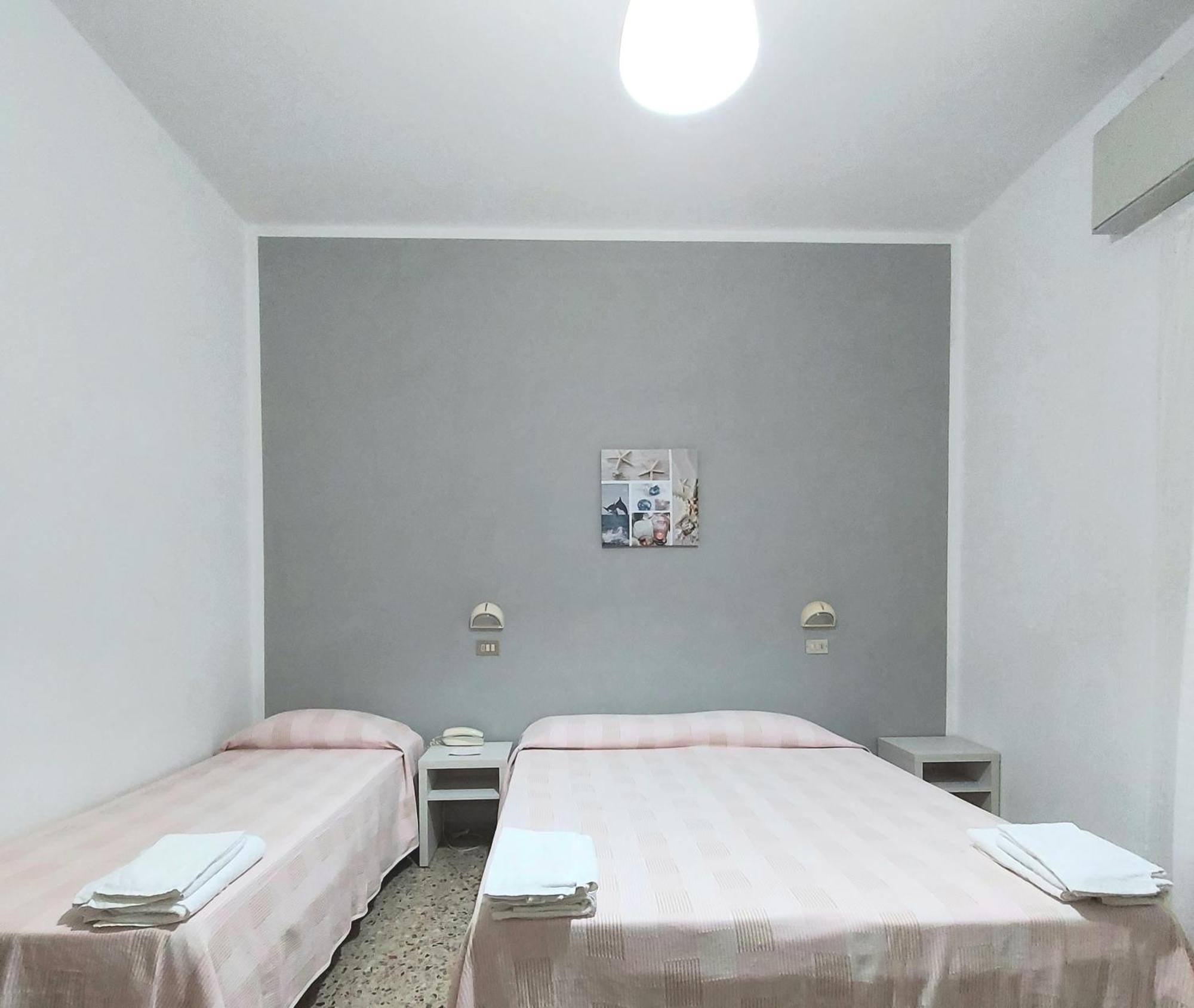 Hotel Villa Alberta B&B Чезенатико Стая снимка