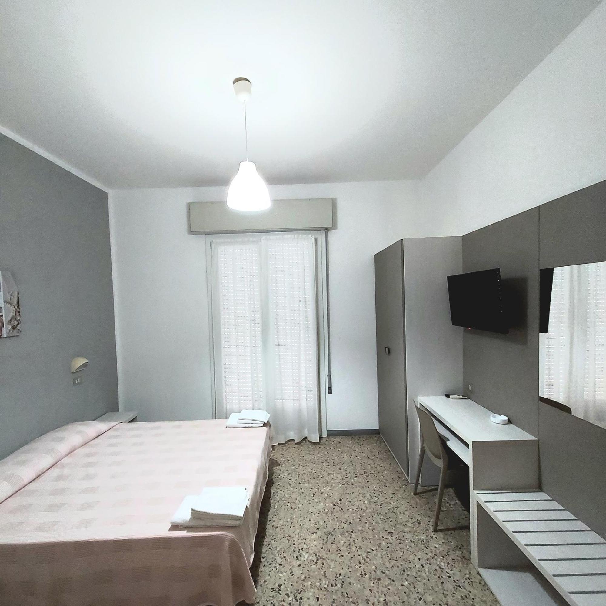 Hotel Villa Alberta B&B Чезенатико Стая снимка