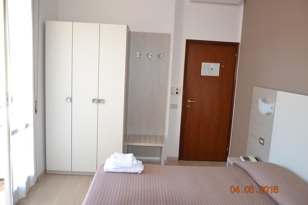 Hotel Villa Alberta B&B Чезенатико Екстериор снимка