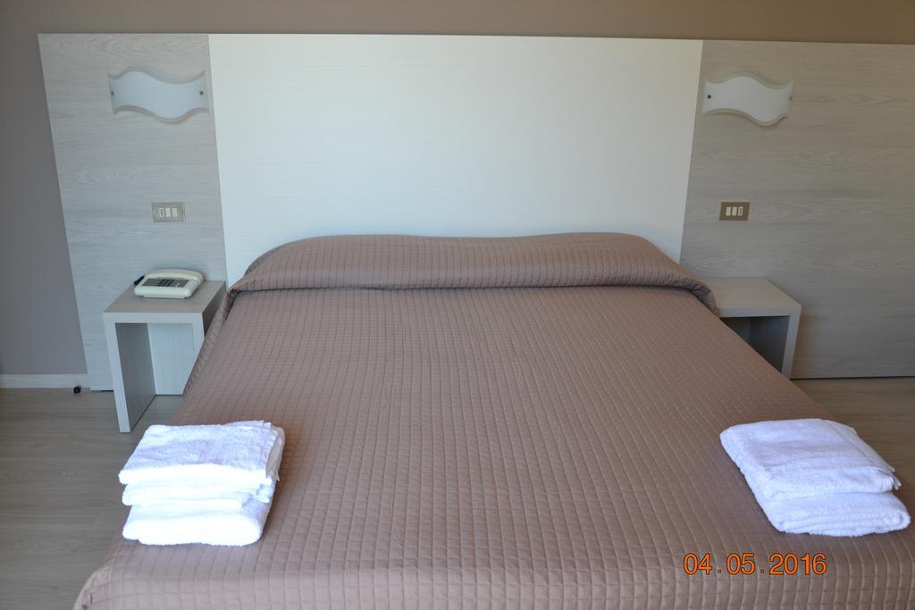 Hotel Villa Alberta B&B Чезенатико Екстериор снимка